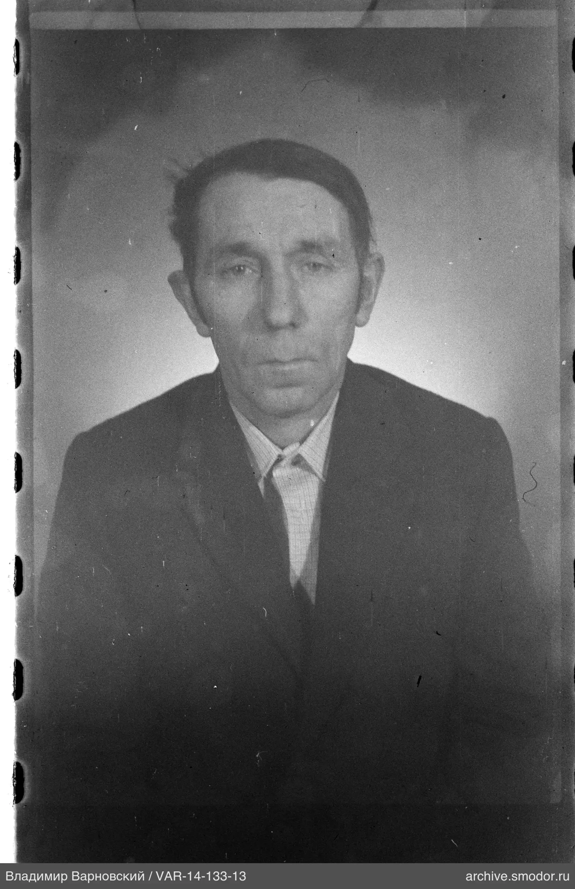 Портрет мужчины в пиджаке и рубашке