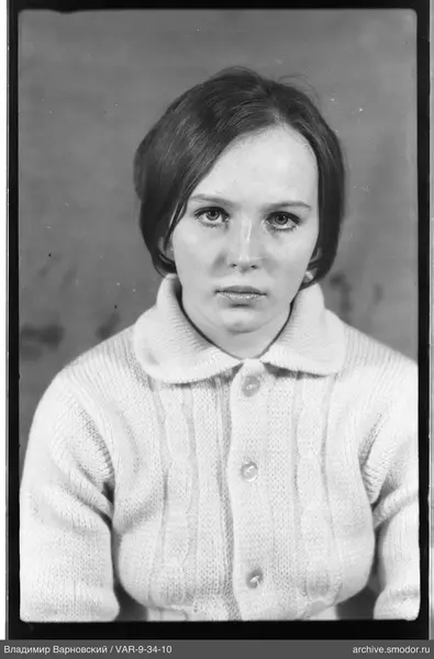 Porträt einer Frau in hellem Cardigan
