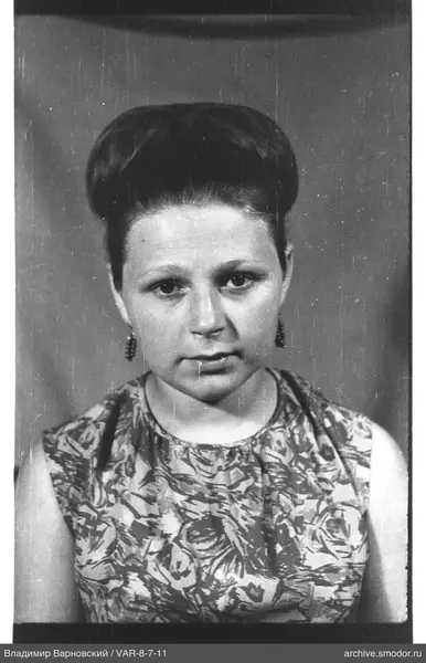 Porträt einer Frau in einem Blumenmuster