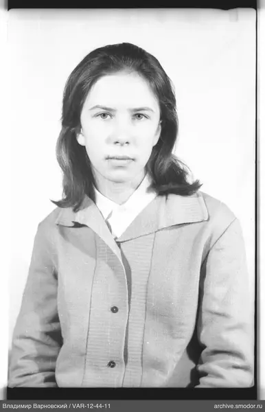 Porträt einer Frau in hellem Pullover