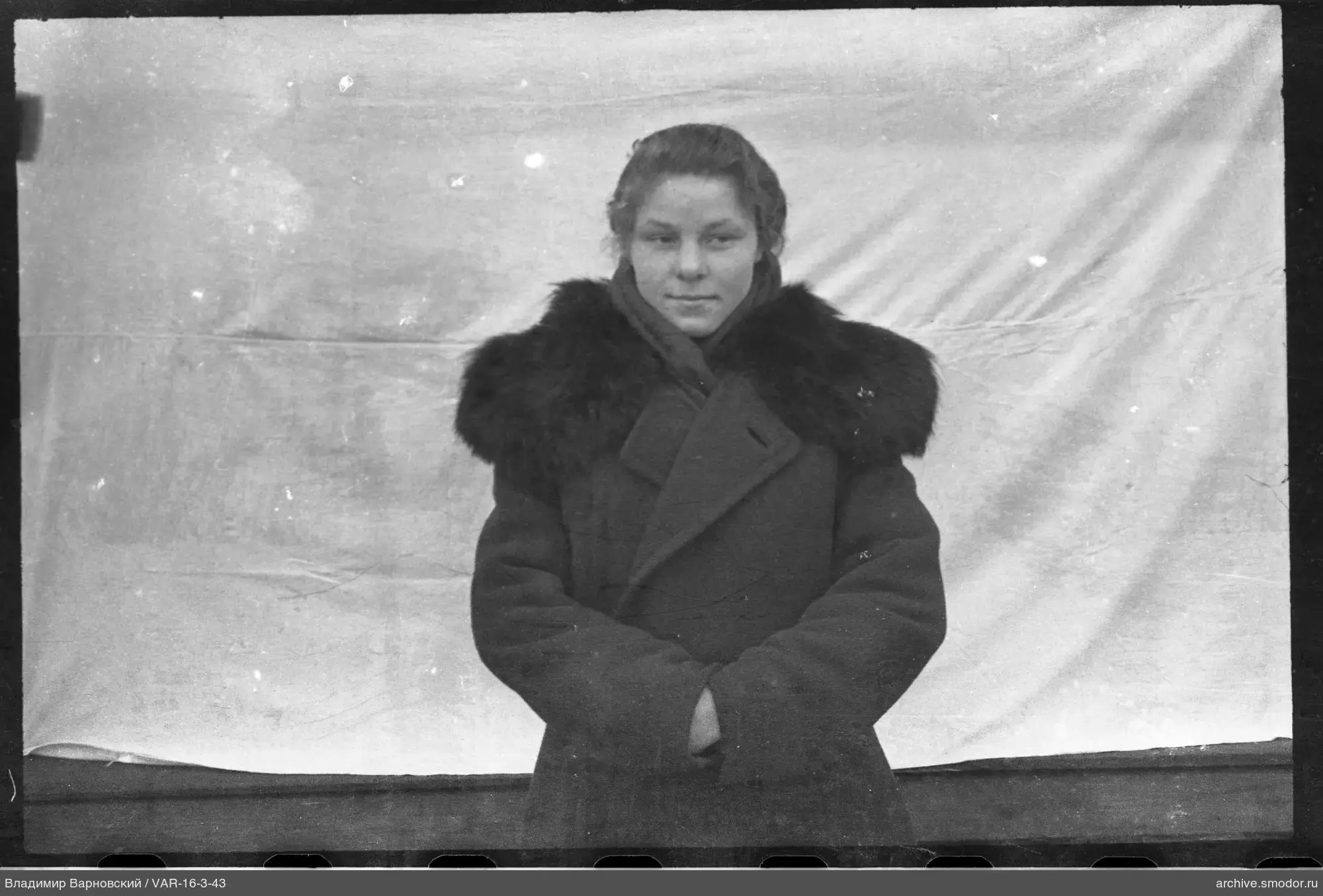 Портрет женщины в тёмном пальто