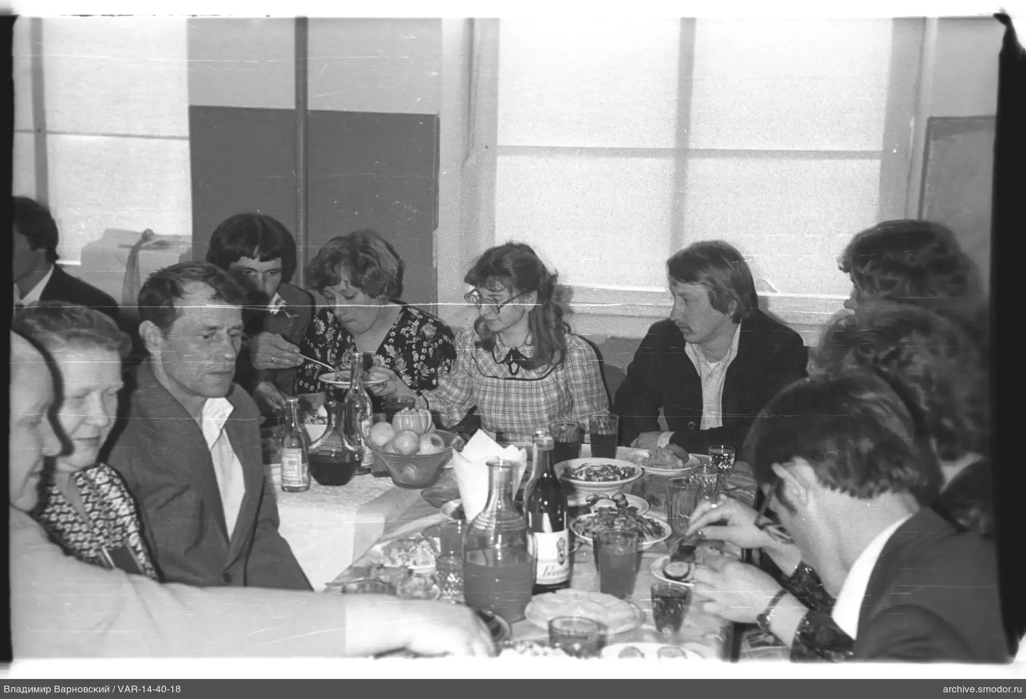 Gruppe bei Tisch mit Essen und Getränken
