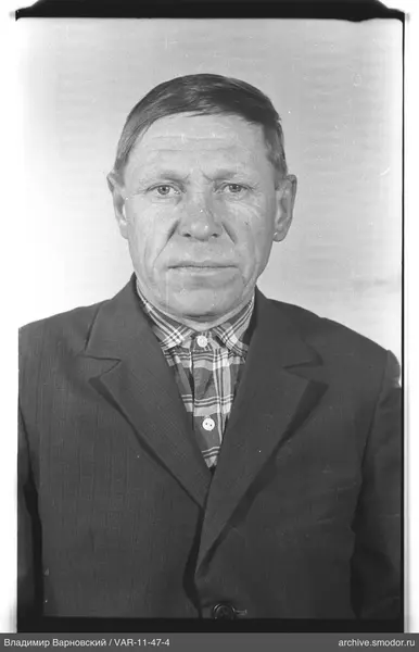 Porträt eines Mannes in Jacke und Hemd