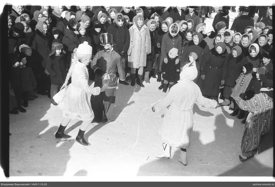 Gruppe von Menschen in Kostümen im Schnee