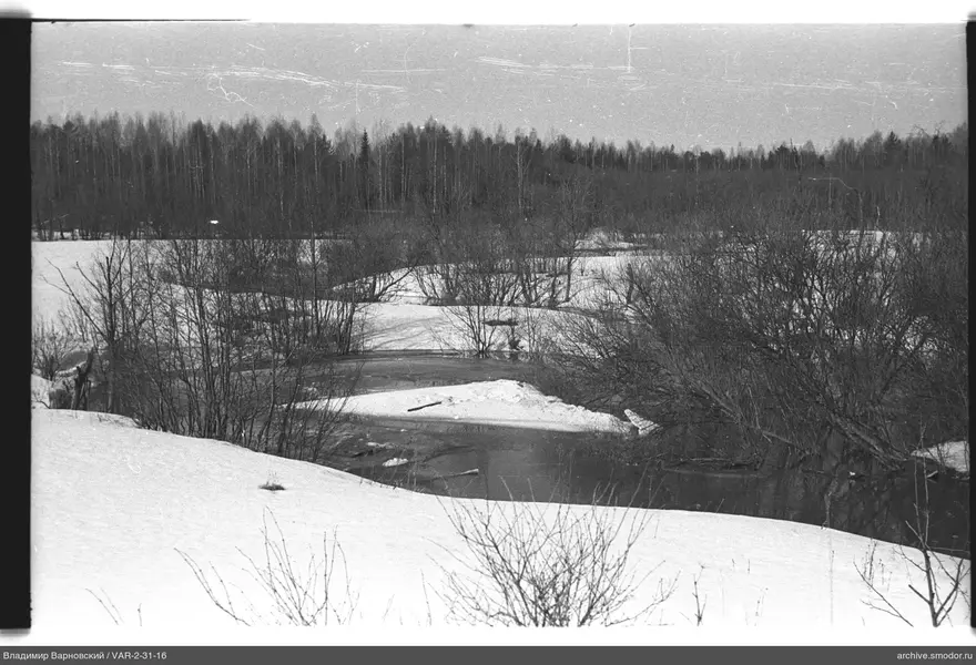 Заснеженный ландшафт с замерзшим водоёмом