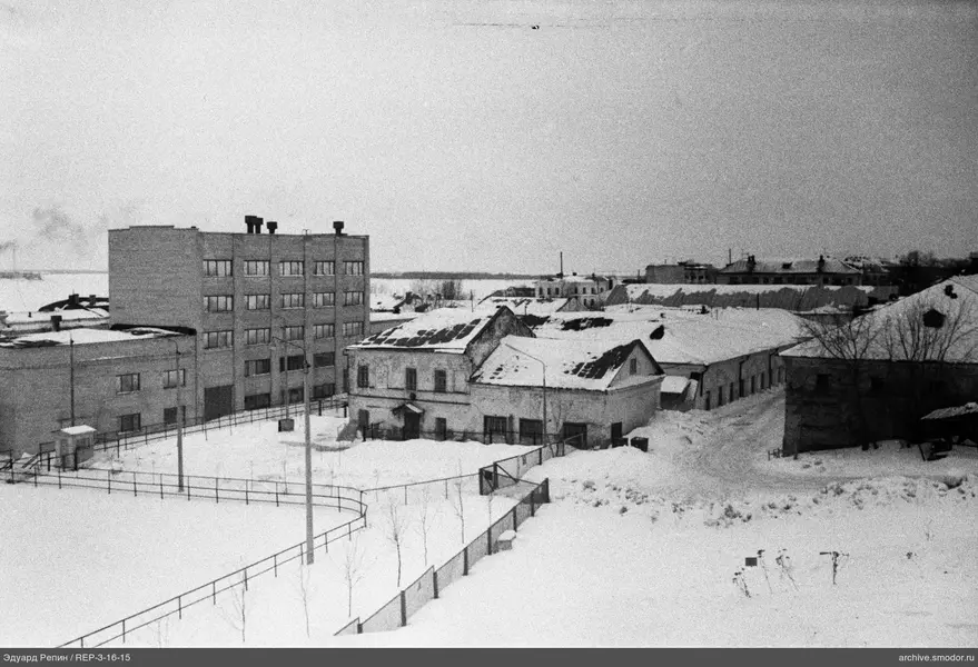 Gebäude und verschneite Landschaft