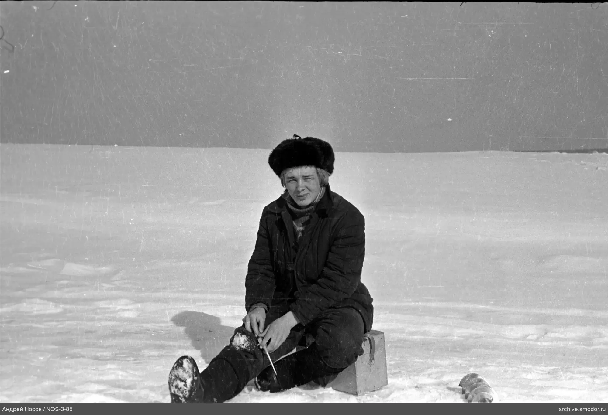 Мужчина в зимней одежде с ножом