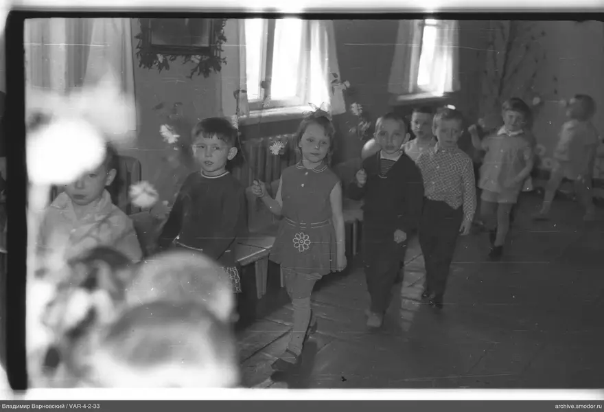 Gruppe von Kindern mit Blumen