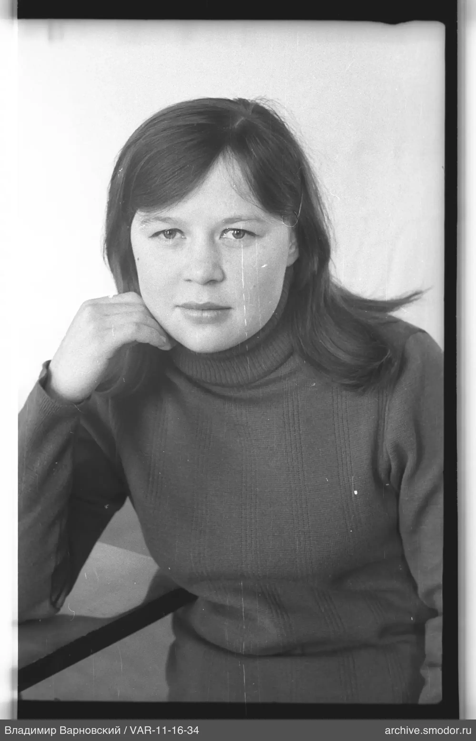 Porträt einer Frau in dunklem Pullover