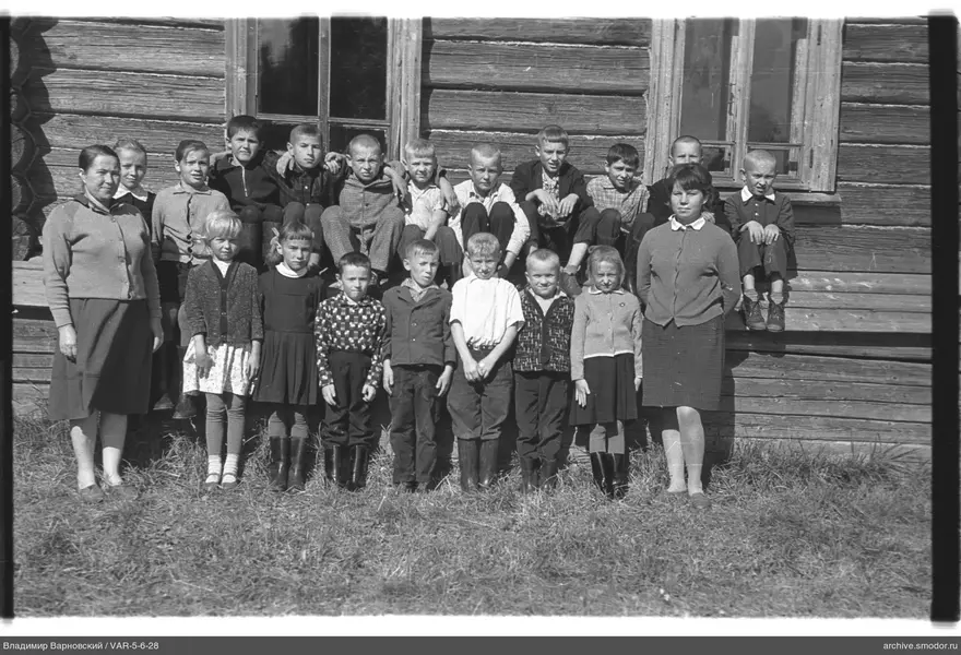 Gruppenporträt von Kindern und Frauen