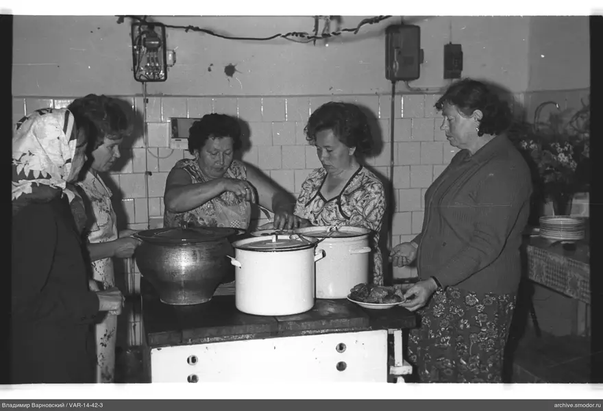 Frauen am Herd mit Essen