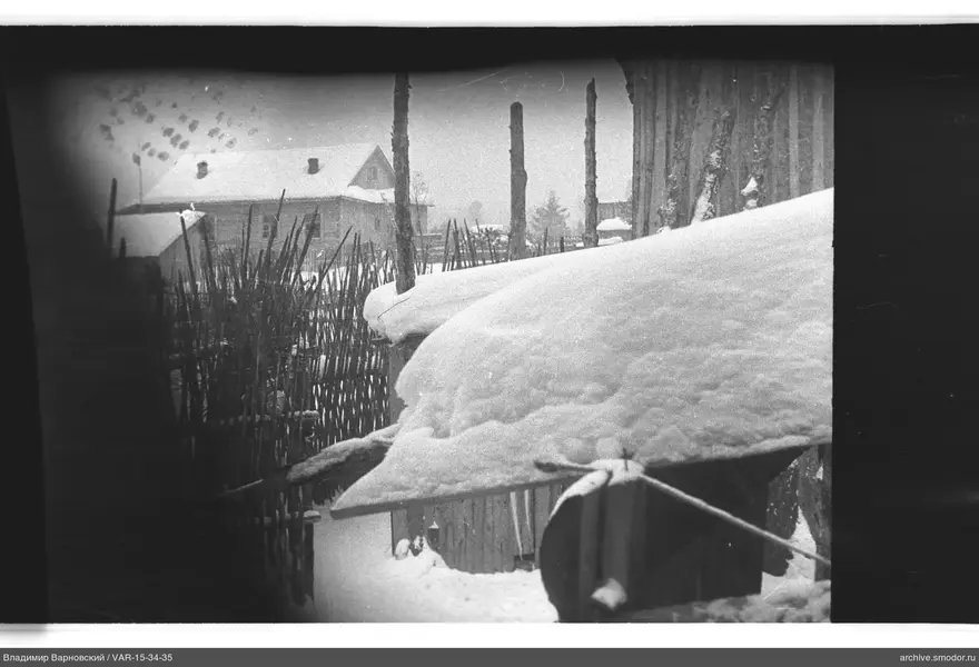 Holzhäuser mit schneebedeckten Dächern