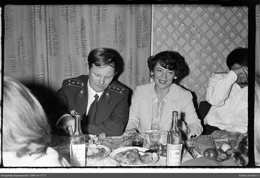 Группа за столом с едой и напитками