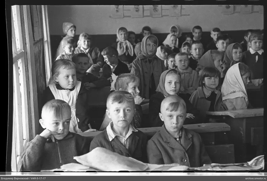 Gruppenporträt von Kindern im Klassenzimmer
