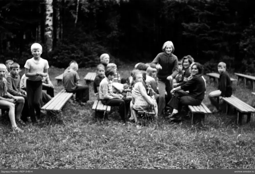 Gruppe von Kindern und Jugendlichen im Gras