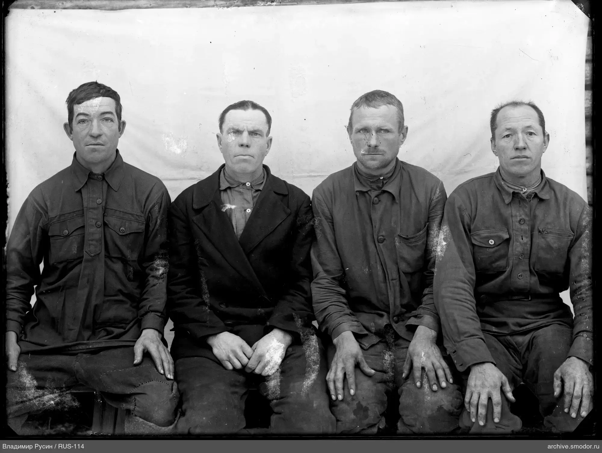 Gruppe von Männern auf einer Bank