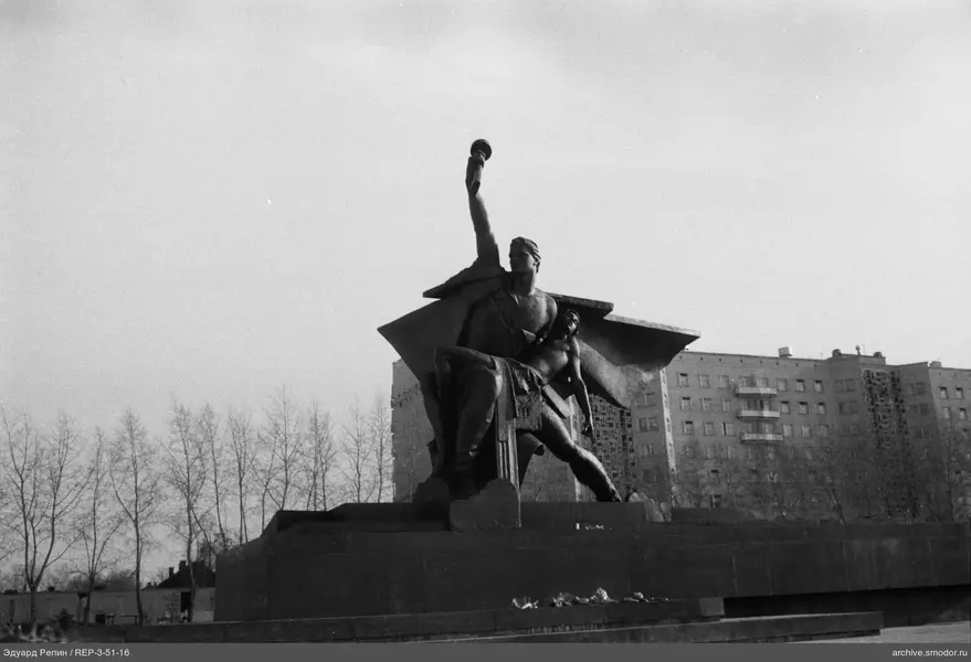 Steindenkmal mit zwei Figuren