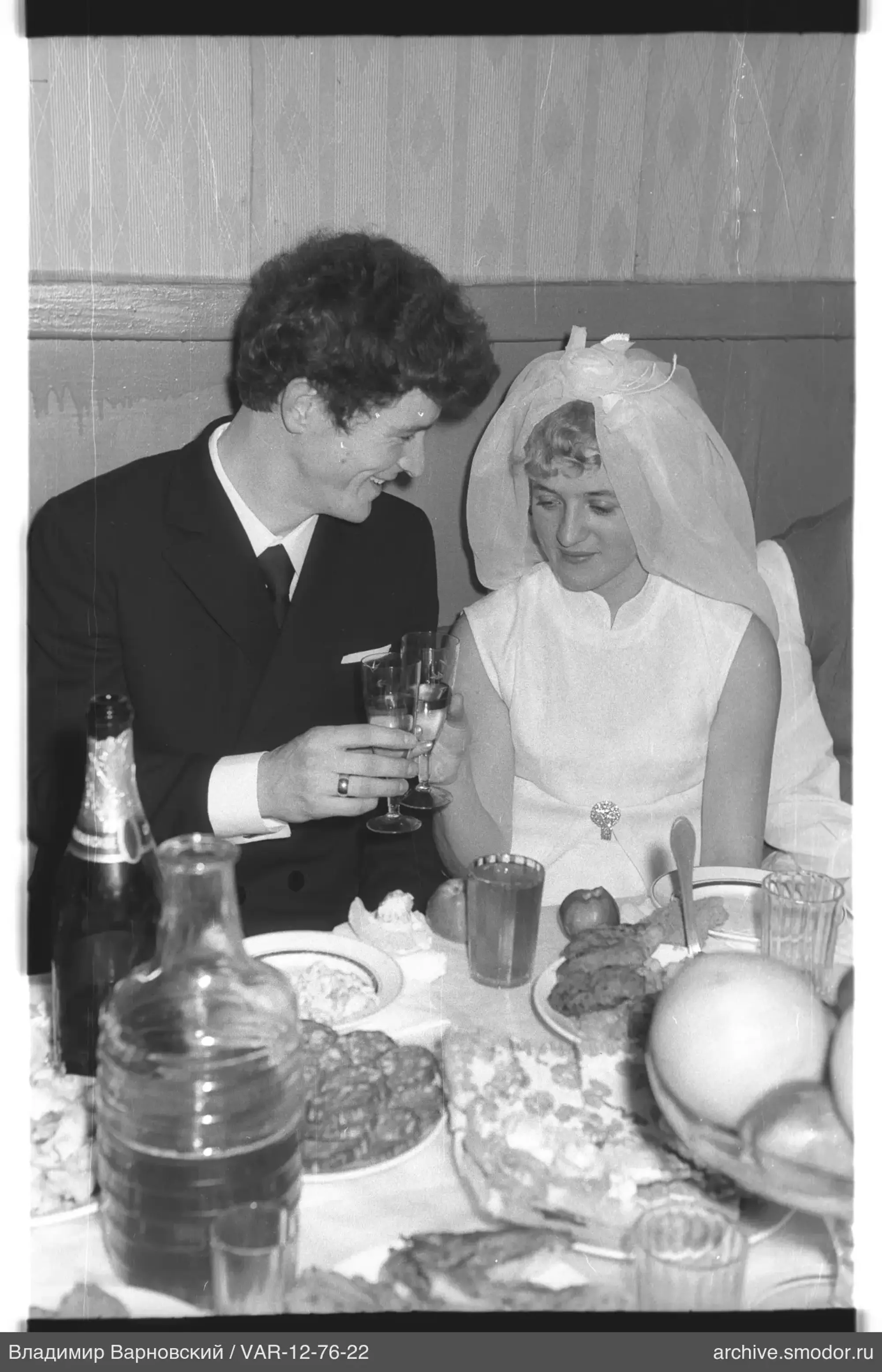 Mann und Frau bei Festtafel