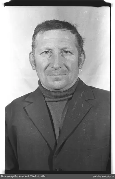 Porträt eines Mannes in dunklem Jacke und Rollkragenpullover