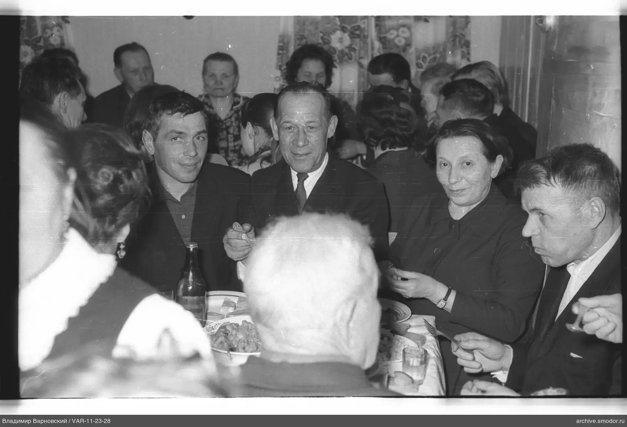 Gruppenporträt am Tisch