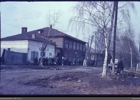 Группа женщин у деревянного здания