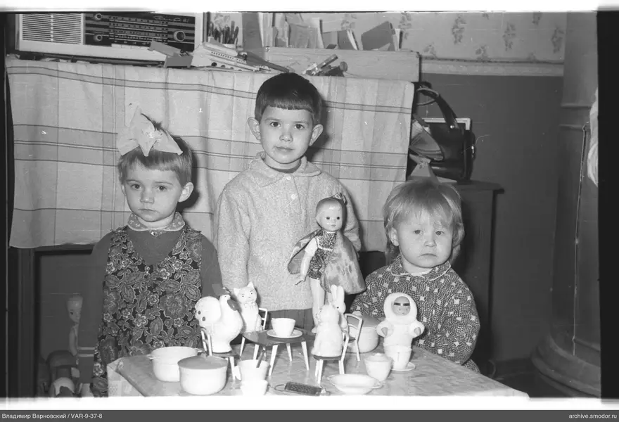 Kinder mit Spielzeug am Tisch