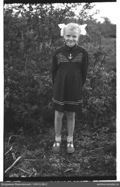 Mädchen im Kleid mit Anker und Schleifen