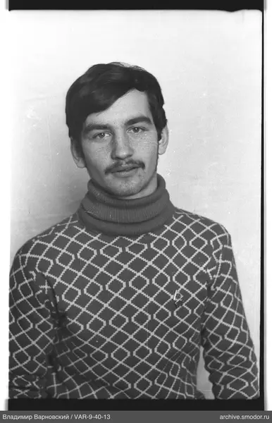 Porträt eines Mannes mit geometrischem Pullover