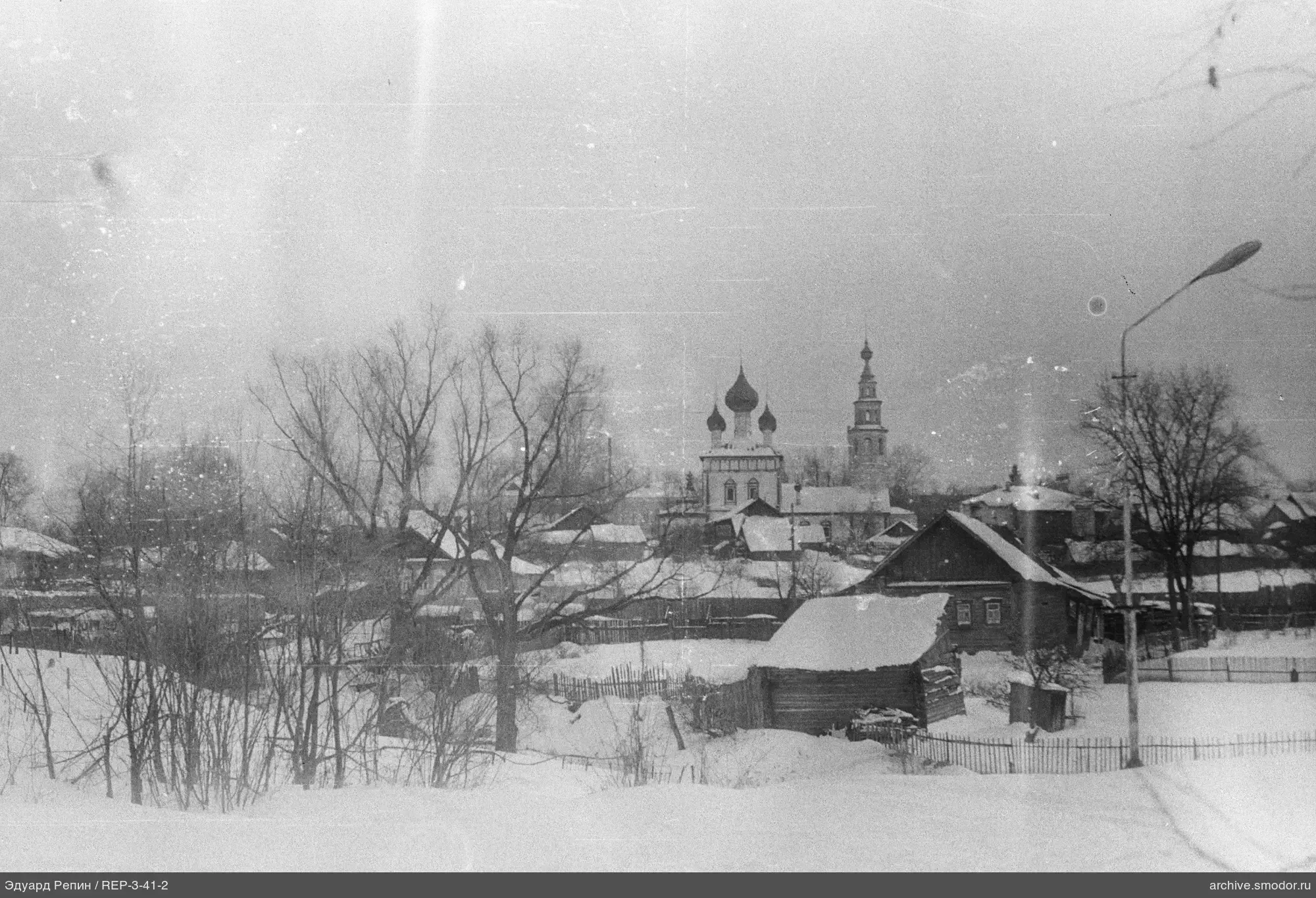 Заснеженный деревенский пейзаж с церковью
