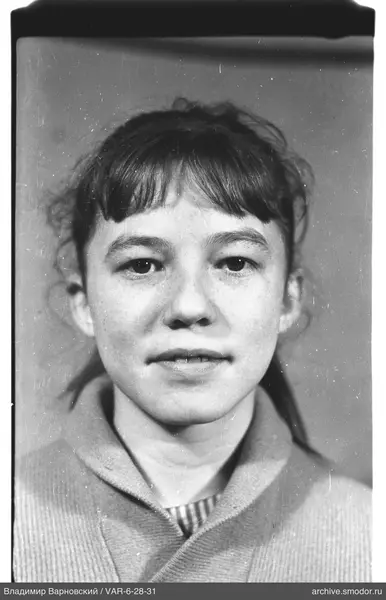 Porträt einer Frau in hellem Pullover