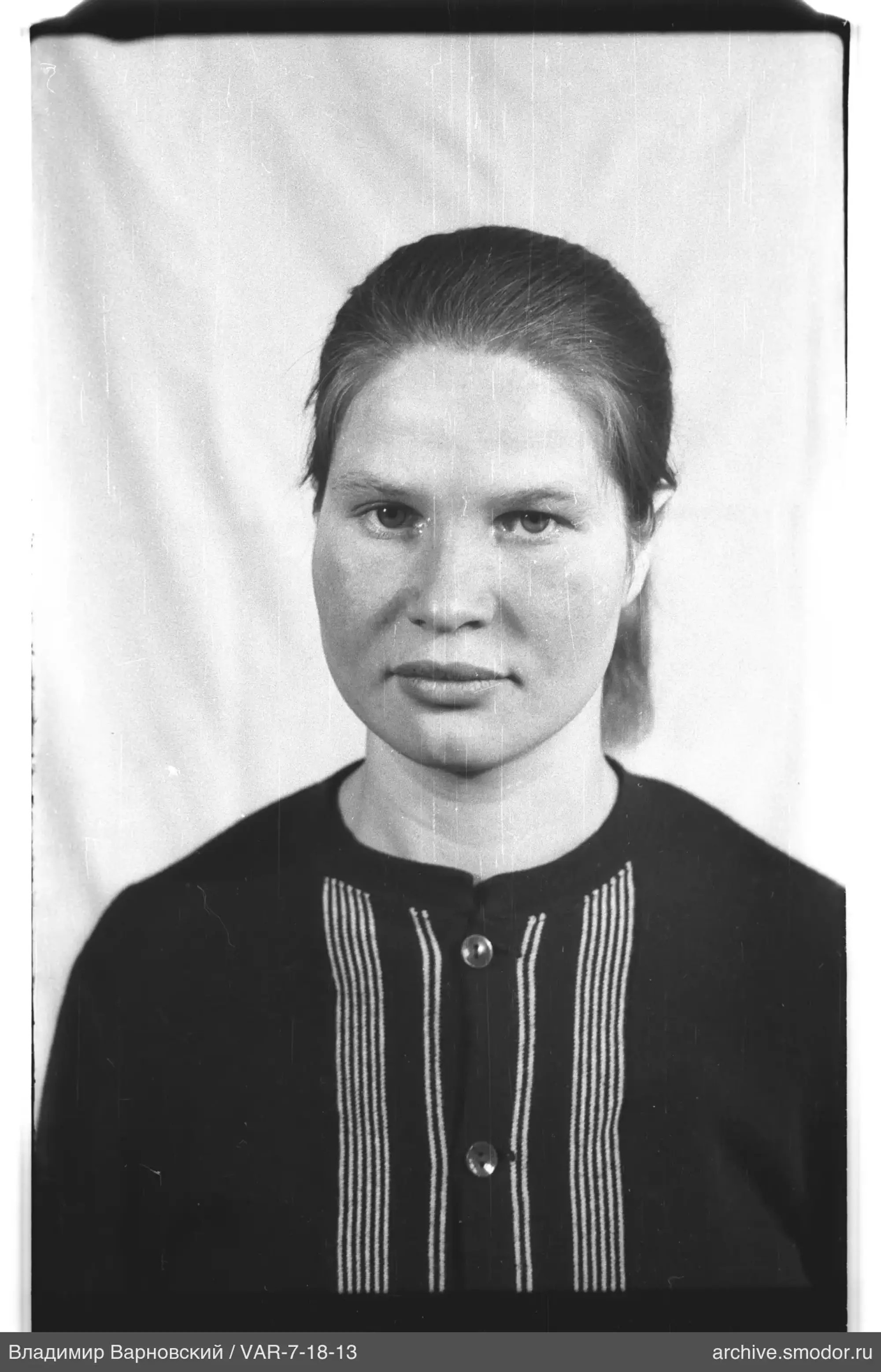 Porträt einer Frau vor hellem Hintergrund