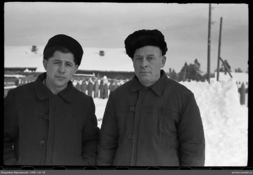 Портрет двух мужчин у деревянного забора