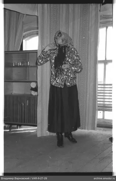 Ganzkörper-Fotoporträt einer Frau