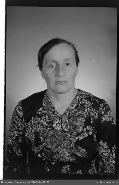 Портрет женщины в тёмном платье
