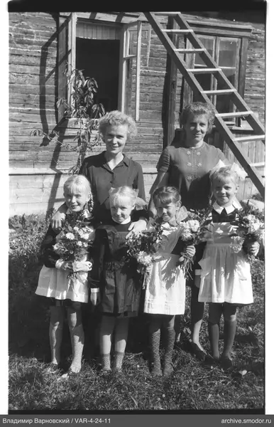 Gruppenporträt mit Mädchen und Frauen