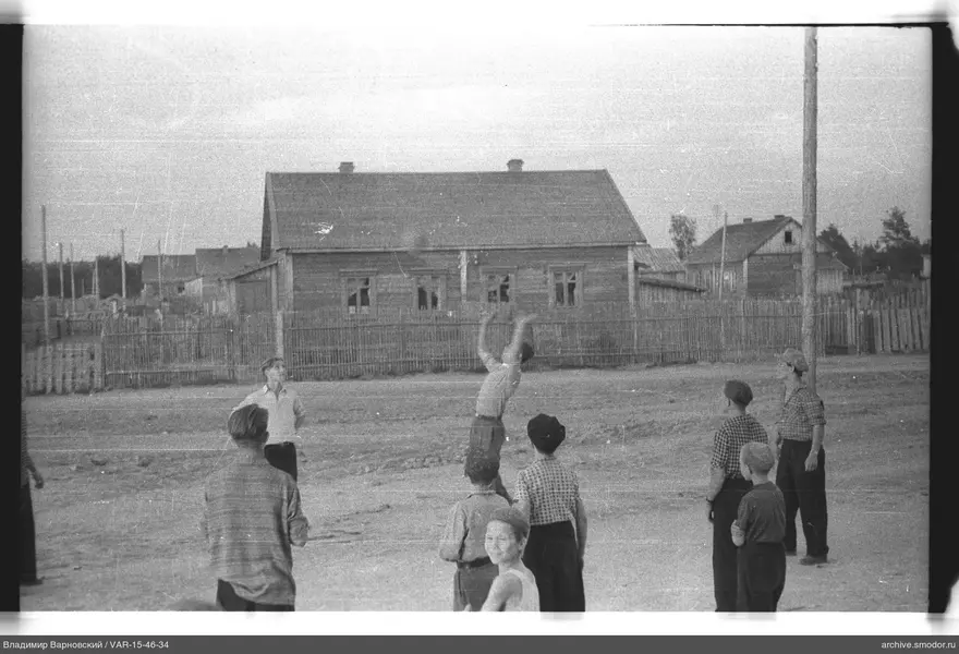 Jungen spielen Volleyball auf einem Platz