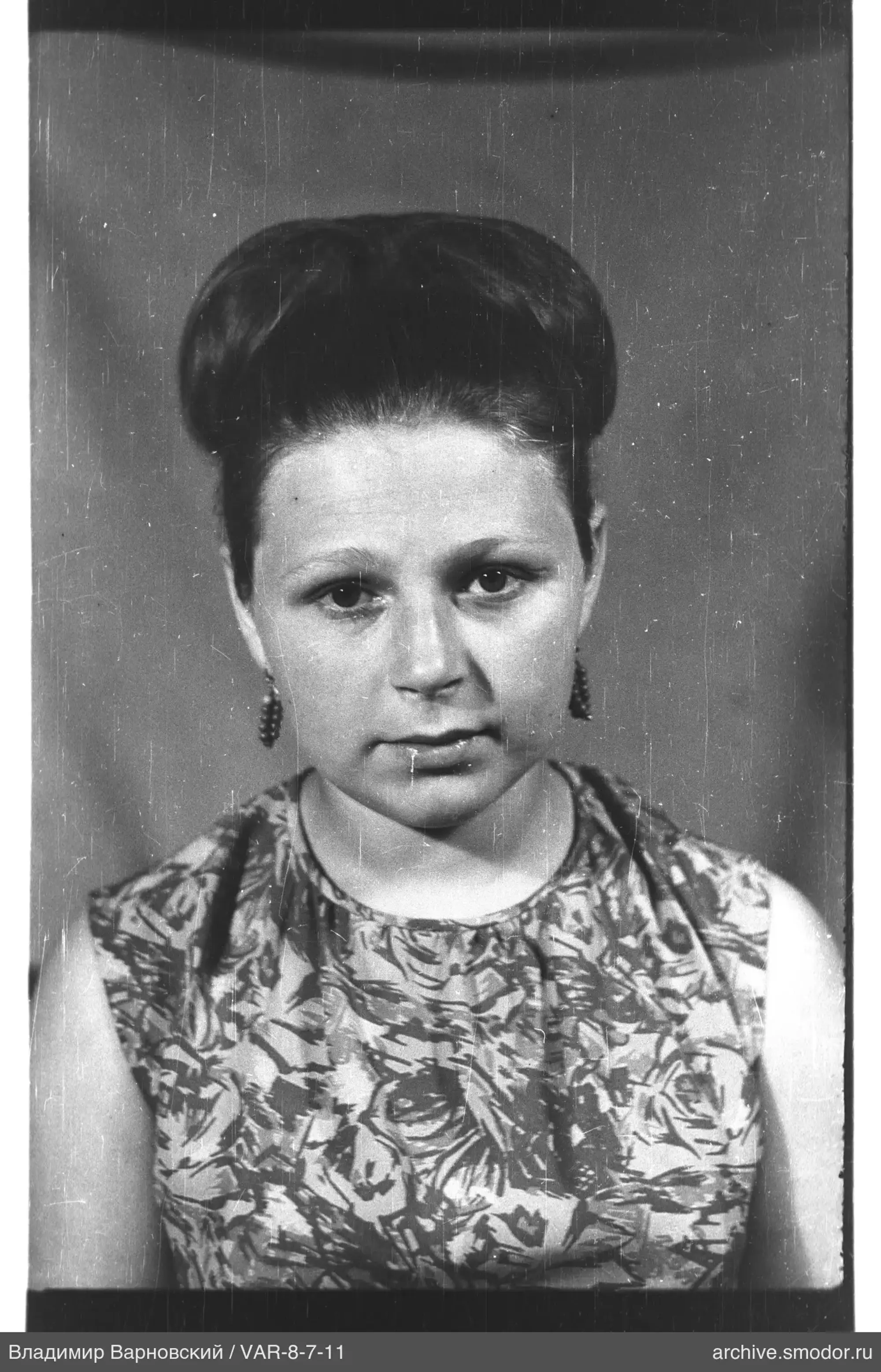 Porträt einer Frau in einem Blumenmuster