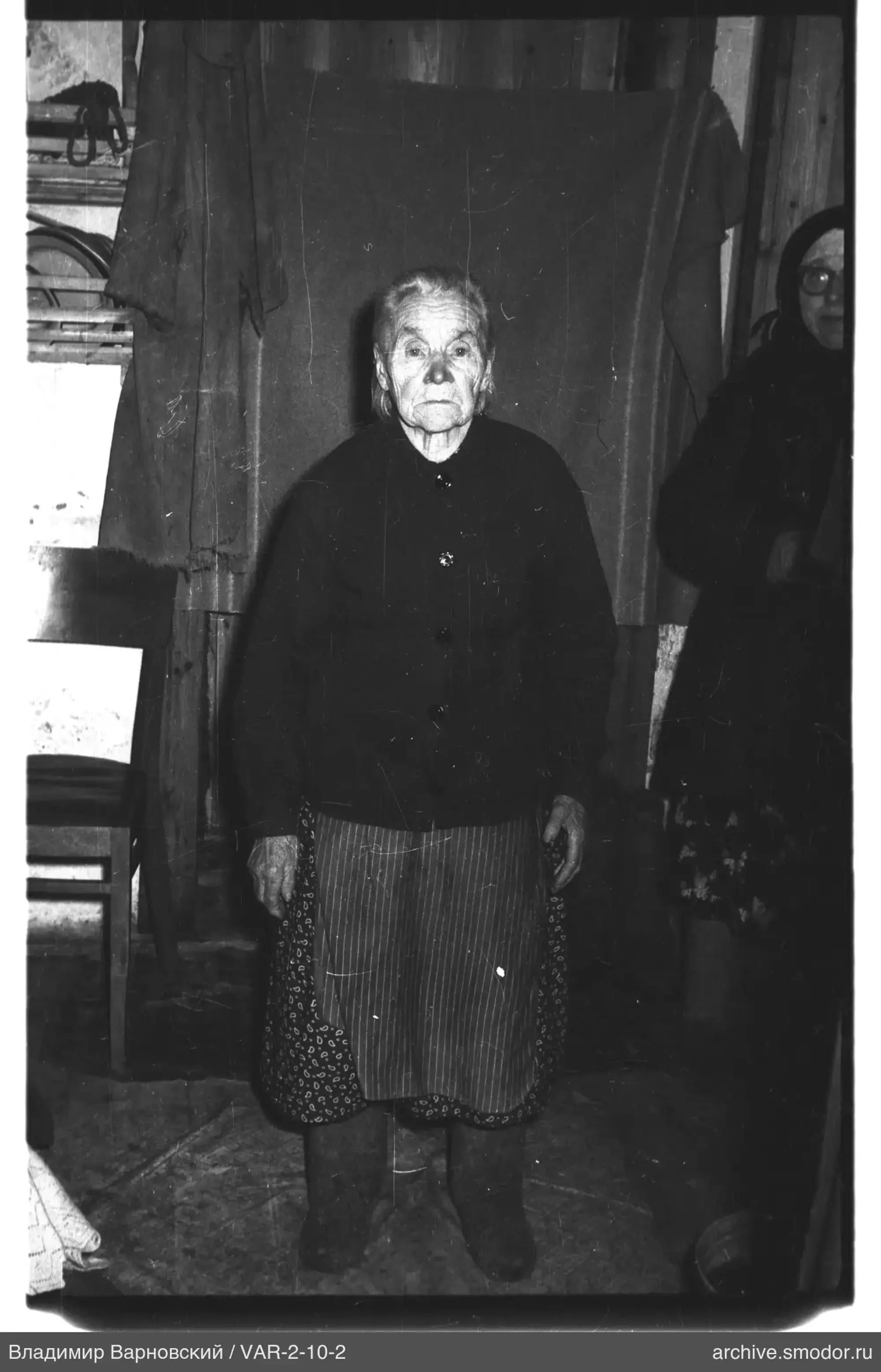 Портрет пожилой женщины в полный рост