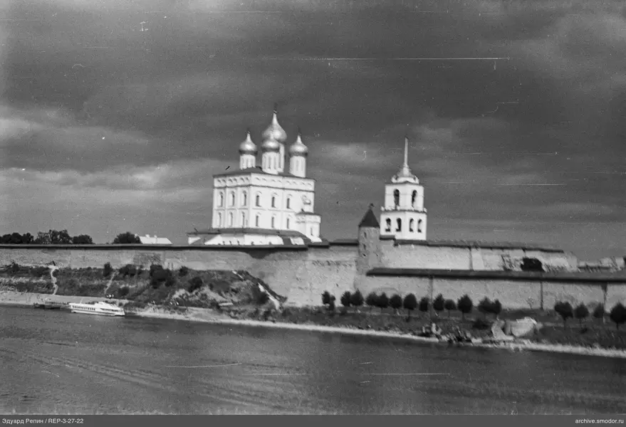 Festungsmauer mit Türmen und Kirche