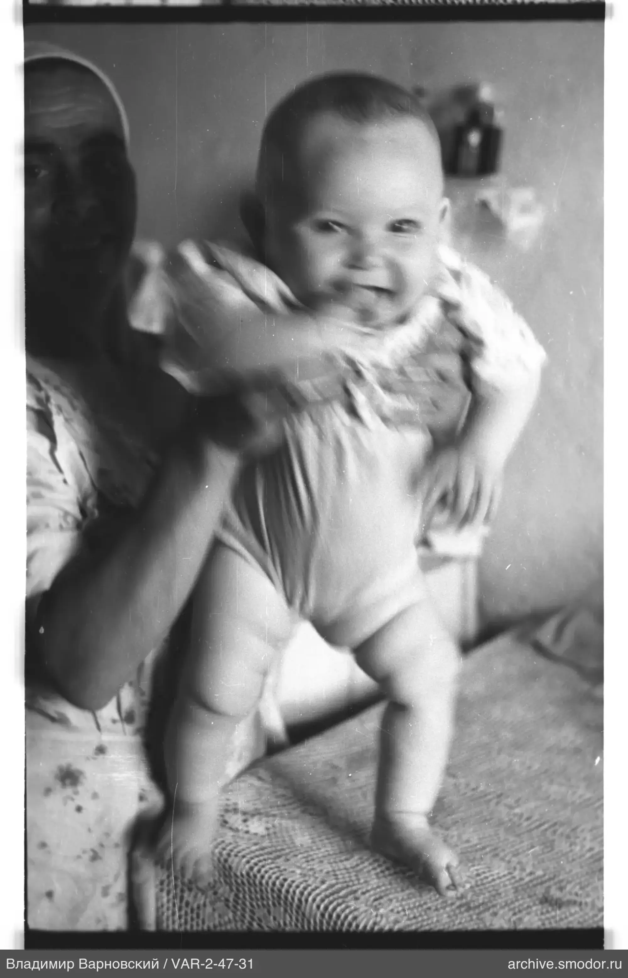 Frau mit Baby auf Tisch