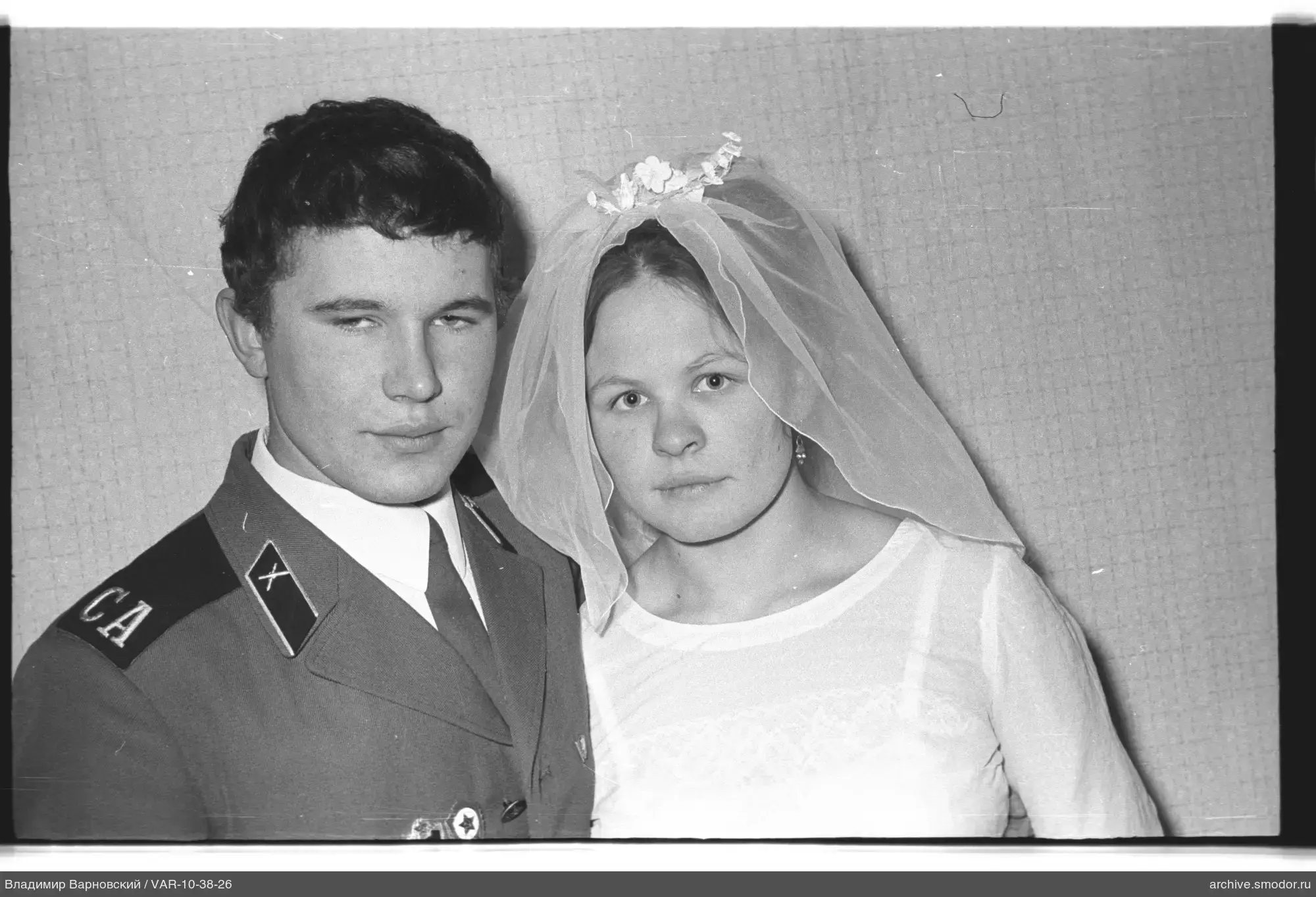 Porträt eines Mannes in Militäruniform und einer Frau im Hochzeitskleid