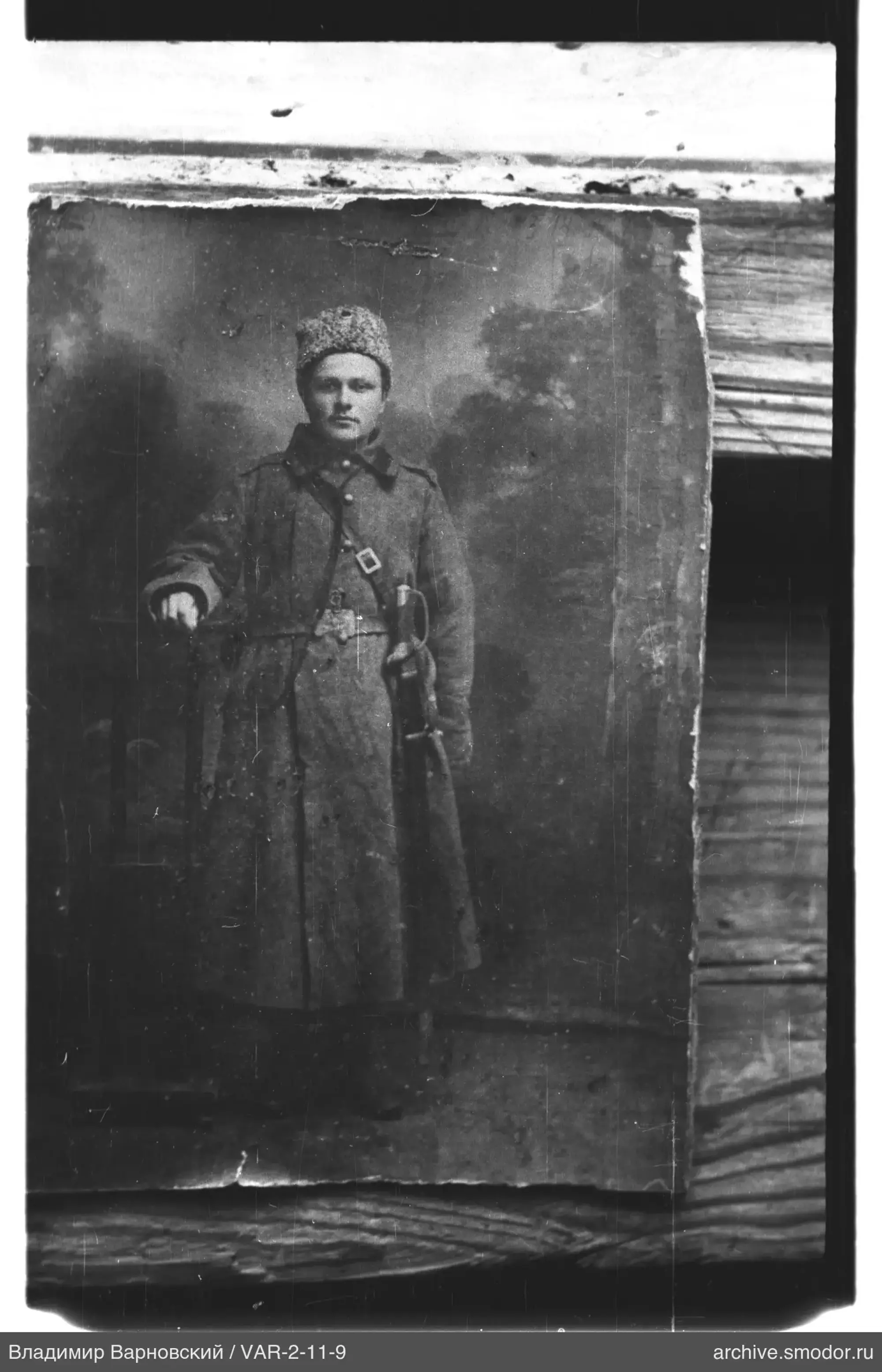 Mann in Militärmantel und Pelzmütze