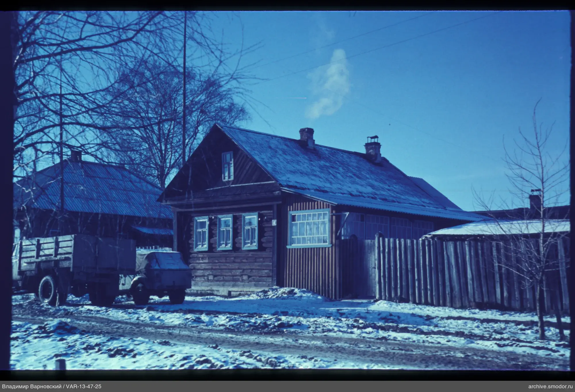 Holzhaus mit verschneitem Dach