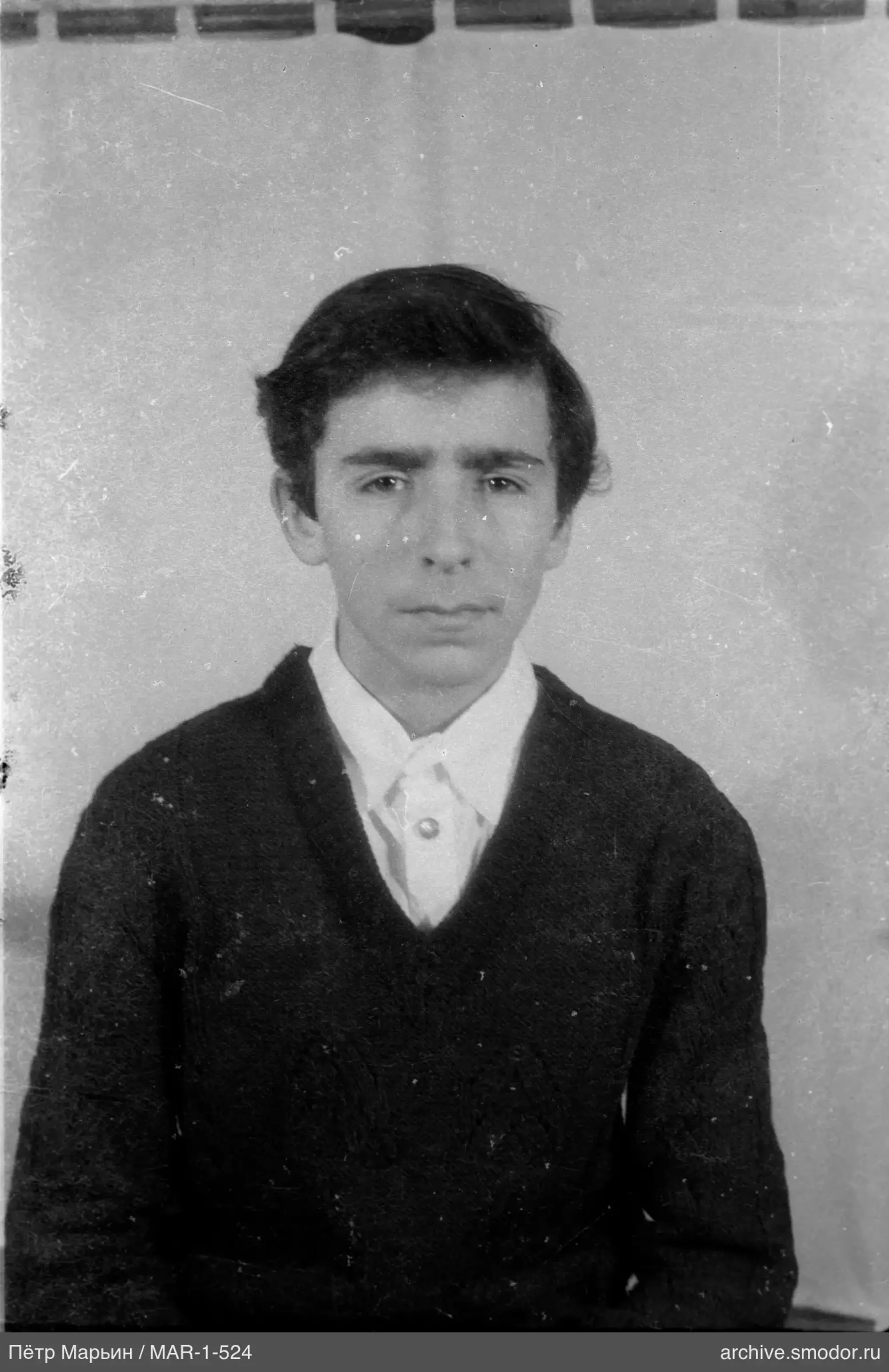 Портрет мужчины в свитере и рубашке