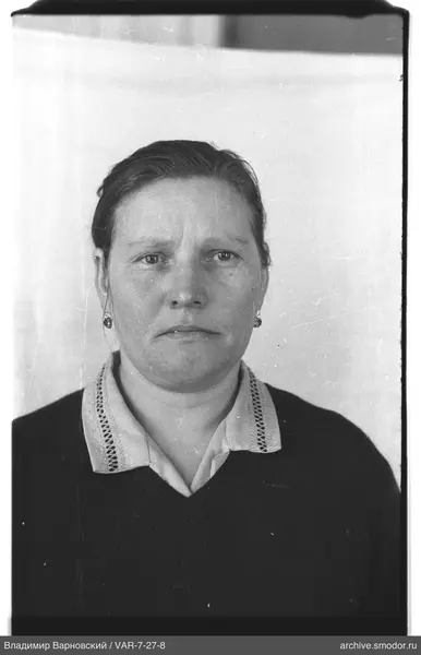 Porträt einer Frau in Pullover und Hemd