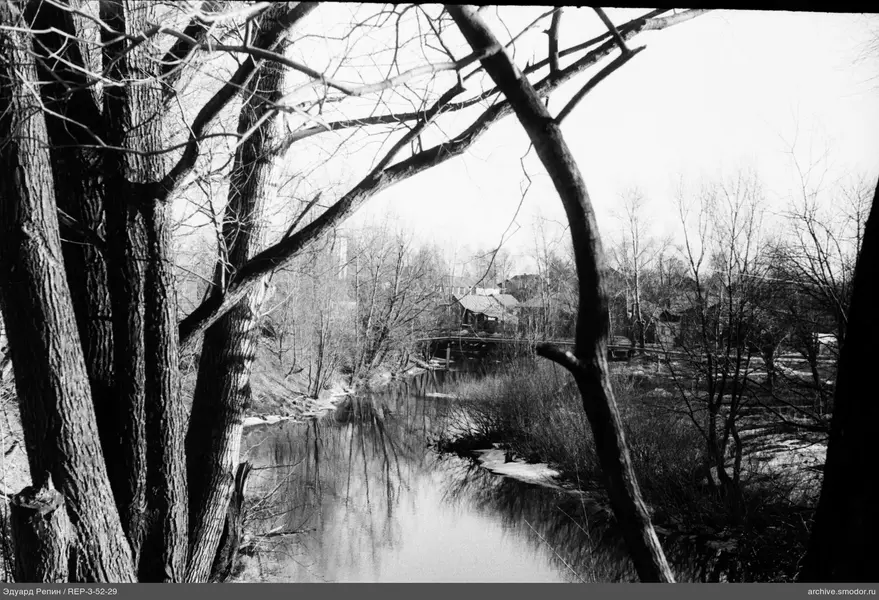 Fluss mit Baumreflexion und Brücke