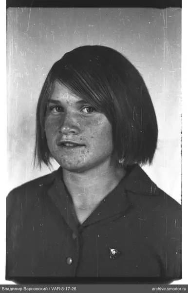 Porträt einer Frau mit Abzeichen
