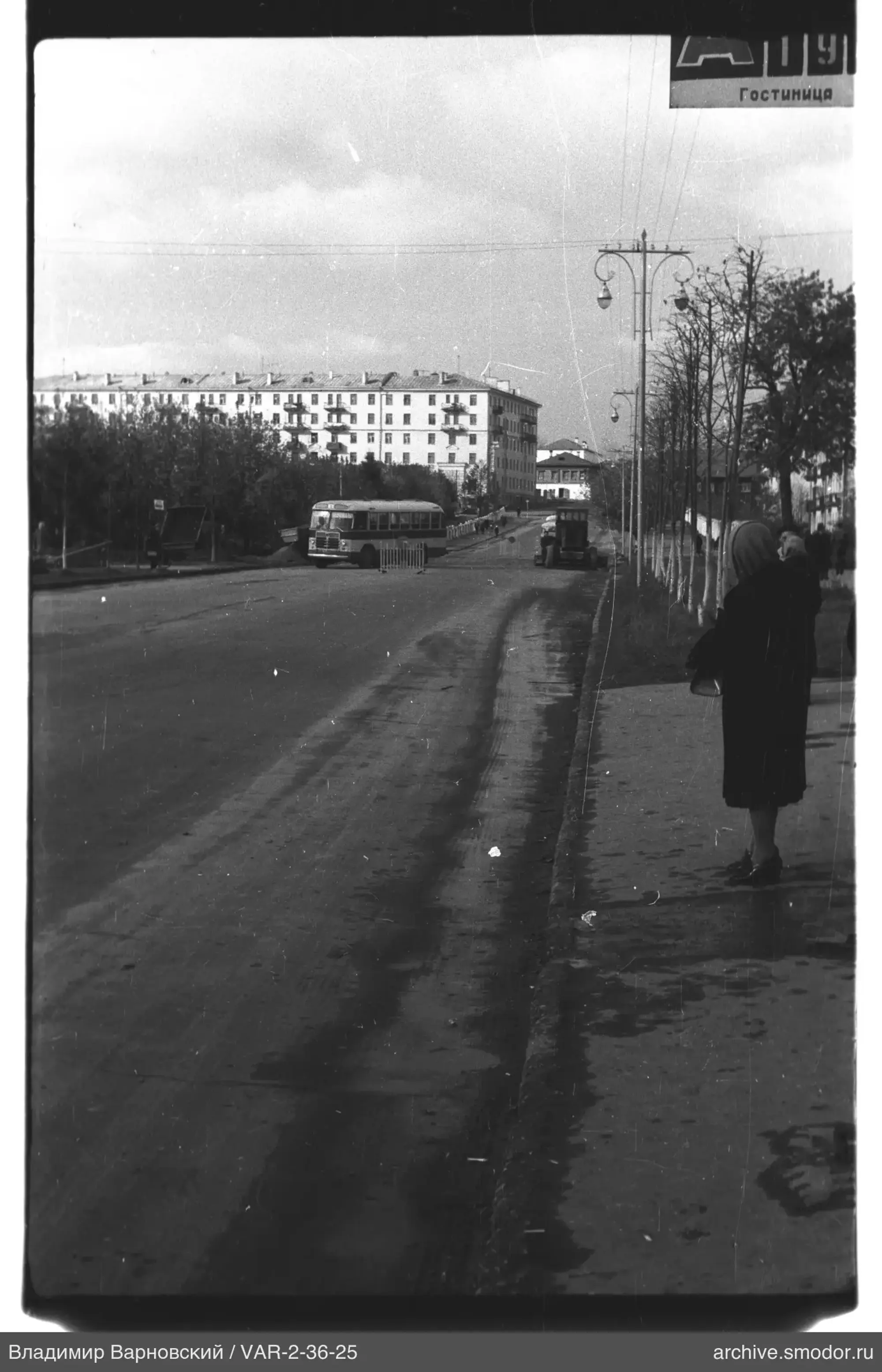 Улица с женщинами и транспортом