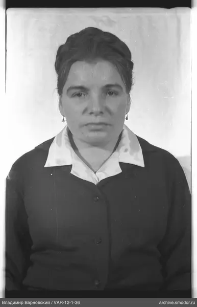 Porträt einer Frau im dunklen Cardigan
