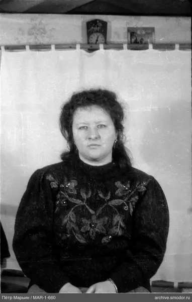 Портрет женщины в тёмном свитере
